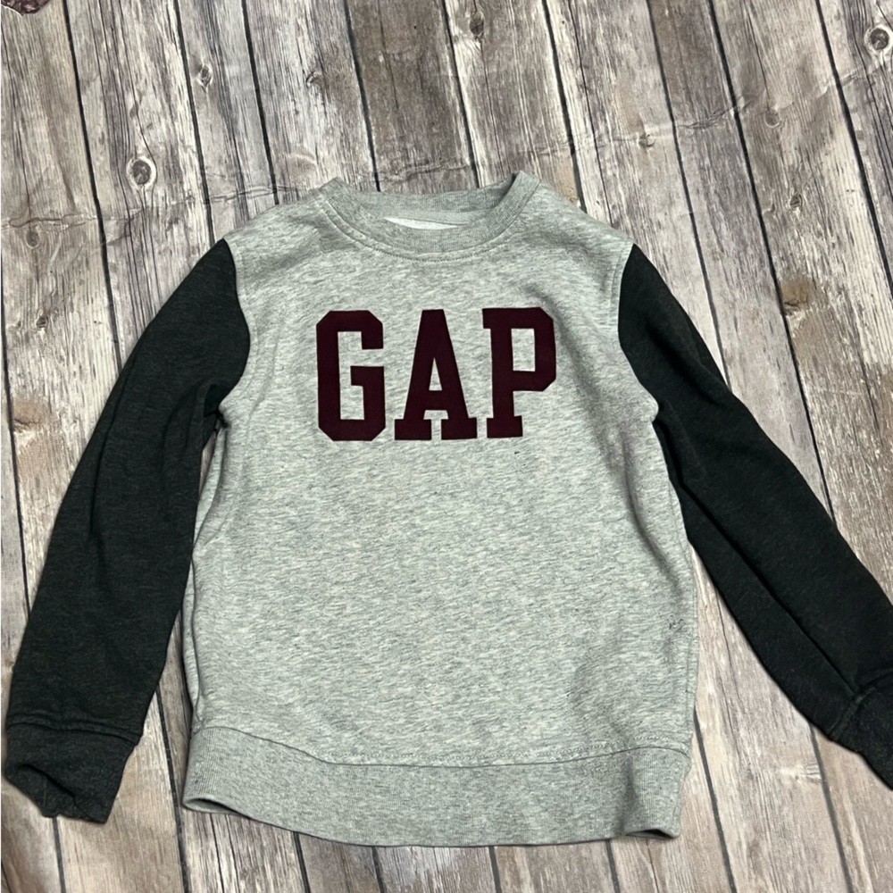 Boys Gap sweatshirt in great condition.